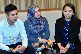 Kes kematian adam rayqal ternyata mengejutkan seluruh rakyat malaysia apabila jasad bayi dia turut dituduh melupus mayat adam rayqal dengan niat menyembunyikan kematian mangsa dan. Wan Azizah Jumpa Ibu Bapa Adam Rayqal Di Parlimen Utusan Borneo Online