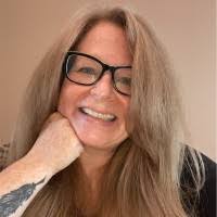 Laurie Peck's Instagram, Twitter & Facebook