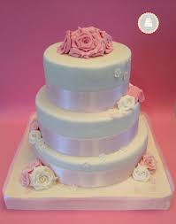 Wedding Cake Theme Romantique Rose Et Blanc Ivoire Sur 3 Etages Roses En Sucre Faits Mains B Decoration Gateau Gateau 3 Etages Gateau Pate A Sucre