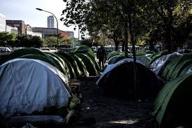 Un Camp De Migrants Partiellement Evacue Dans Le Nord De Paris Le Huffpost