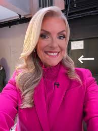 Just noticed the arrow pointing at me! Good morning! ⬅️