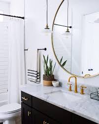Mid Century Modern Bathroom With Black Cabinets Gold Fixtures White Subway Tile In Shower White Marble Coun Haus Deko Runde Badezimmerspiegel Gastebad Ideen