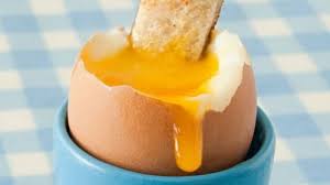 Jenuh nak goncang satu satu biji telur kalau nak membeli sepapan. Wahhh Ini Cara Rebus Telur Kuningnya Separuh Masak Tak Keras