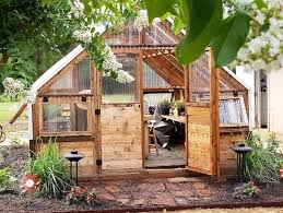 Learn how to build and use a backyard greenhouse. The Backyard Greenhouse Shedbuilder Magazine