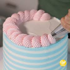 Epingle Par Cliquet Sur Anniversaire Video En 2020 Gateau Creme Au Beurre Gateau Personnalise Decorer Avec Une Poche A Douille
