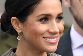 A cartoon on the front cover of french satirical magazine charlie hebdo has sparked online outrage, which shows queen elizabeth kneeling on the neck of meghan markle, an apparent recreation of george floyd's death. Sh3bqc8ouvxuqm