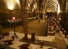 Les scènes de distraction de l'assemblée au cours d'un banquet, presque toujours muettes, et dont les sujets variaient à l'infini, recevaient le nom d'entremets, parce qu'elles s'exécutaient le plus souvent dans l'intervalle du service d'un mets à un autre. Un Banquet A Remonter Le Temps Une Experience Unique Une Sortie Insolite Relations Publiques Pro Agence Rp Attachee De Presse