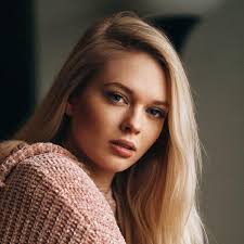 Sara Metzger's Instagram, Twitter & Facebook