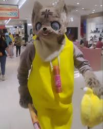 Dokin Ruklau ki aliag(香蕉貓鯊)🍌🐱🦈 貓鯊阿克:萬聖節快樂🎃!來呷Dokin🍌吧0ω0  如果是桃園Dokin,我請他吃球棒(*ﾟ∀ﾟ) 攝影: @milk_tea_ya_910809 #fursuiteveryday #fursuit  #furry #kemono #ケモノ#萬聖節#萬聖節快樂#