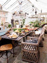 Oloi Gyrw Apo Ena Trapezi Me Pites Patatoyles Kreatika Glykakia Melomakarona Kai Koyrampiedes Stolismeno Me Wintergarten Einrichtung Dekor Glashaus