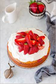 Trasferite in un pentolino e, mescolando, fate addensare sul fuoco. Poke Cake Alle Fragole Panelibrienuvole