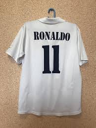 Vous trouverez sur cette page de notre site shopalike.fr les maillots ronaldo avec l'équipe du real madrid ou l'équipe du portugal. Real Madrid Home Football Shirt 2002 2003