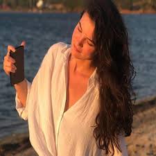 Güzel oyuncumuz henüz evli değildir. Ask 101 Dizisi Burcu Pinar Deniz Nerede Dogdu Biyografi Sitesi