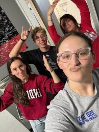 Lindsay Sutera, DPT, works with an athlete to strengthen mid back  stabilizers in an effort to promote optimal shoulder mechanics after  suffering a shoulder strain