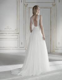 E per chi vuole lasciare sposo e invitati senza parole ci sono i vestiti da sposa dal taglio più moderno, con scollatura che arriva all'ombelico e oblò sul retro che lascia la schiena scoperta. 7 Incantevoli Abiti Da Sposa Con La Schiena Scoperta