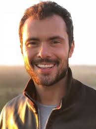 O taxista que levou o ator e modelo brasileiro douglas barcellos, de lisboa ao hotel onde ele estava hospedado em carcavelos, em cascais, em portugal, prestou depoimento, de acordo com notícia publicada neste domingo (28) no site do jornal português correio da manhã. A Internacionalidade De Adriano Toloza Ator Brasileiro Comemora Sucesso De Novela Em Portugal E Filme No Ira Heloisa Tolipan Heloisa Tolipan