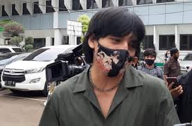 Beginilah gaya jefri nichol lagi pamer otot dengan bertelanjang dada. Tampil Berani Pakai Lipstik Tebal Di Pemotretan Jefri Nichol Diserbu Matamata Com