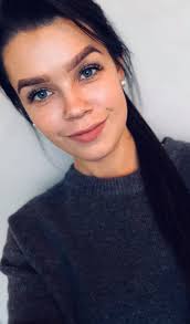 🎀Guro🎀 Guro jobber for det meste med klassiske vipper, bryn og voksing,  noe hun trives veldig med 💕 Guro er utdannet hud og kroppsterapeut ved 7  himmel akademiet. Har siden jobbet 3