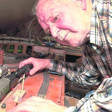 Marktplatz: Dr. Robert Petzold verkauft seine riesige Märklin-Anlage an  Kenner und Könner