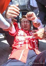 권영진 대구시장, 광주시장에게 '5·18 망언' 대신 사과 한국당 일부 의원들의 5·18 망언과 관련해 같은 당 소속 권영진 대구시장이. í•œêµ­ë‹¹ ê¶Œì˜ì§„ ëŒ€êµ¬ì‹œìž¥ í›„ë³´ ì¤'ë…„ì—¬ì„±ì´ ë°€ì³ ë¶€ìƒ ì¢…í•© ì—°í•©ë‰´ìŠ¤