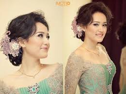 Adelia Pasha In Ferry Sunarto Kebaya Kebaya Kebayamodern Indonesia Ferrysunarto Designer Designerindonesia Pernikahan We Sanggul Modern Sanggul Wanita