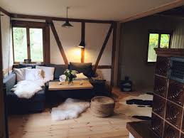 Wochenendhaus Hutte Gartenhaus Gemutlich Cozy Home Fachwerk Kamin Ofen Schafsfell Couch Interieur Style Homede Gemutliches Haus Hutte Gartenhauser Holzfussboden