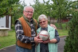 He made his début for the hungarian national team in 1981, and was awarded 55 caps, and scored one goal, up to 1989. Juliska Nagyinak Is Bevarrta A Labdat Sallai Roland Borsonline