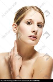 Junge Schone Frau Halt Finger An Den Hals Lizenzfreies Bild 5850119 Bildagentur Panthermedia