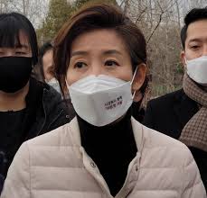 지난 2020년 1월 새로운 mc 조승원·엄지인 기자가 첫 선을 보인 mbc '스트레이트'의 시청률이 크게 올랐답니다. ë‚˜ê²½ì› ìœ„í‚¤ë°±ê³¼ ìš°ë¦¬ ëª¨ë'ì˜ ë°±ê³¼ì‚¬ì „