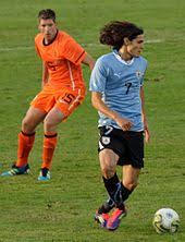 El uruguay dejaría el fútbol europeo para regresar a defender el conjunto xeneize. Edinson Cavani Wikipedia