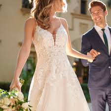 Besonders auf das hochzeitskleid der braut dürften viele wahnsinnig gespannt sein. La Belle Bride Home Facebook