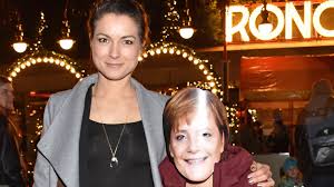 Hochzeitskleid für den schönsten tag im leben auswählen. Henriette Richter Rohls Tochter Mit Maske Auf Dem Red Carpet Promiflash De