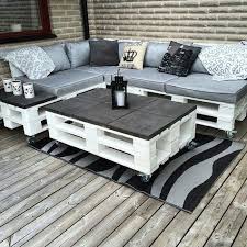 Hier Zeigen Wir Ihnen Tolle Und Weisse Sofas Banke Und Tisch Aus Den Alten Europaletten Mit Weissen Mobel Aus Paletten Sofa Aus Paletten Palettenmobel Terrasse
