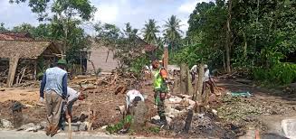 ~gotong royong membersihkan lingkungan tempat tinggal. Babinsa Koramil 01 Kdd Bersama Warga Gotong Royong Dalam Pembangunan Talud Di Desa Paguyuban Sulawesisatu Com