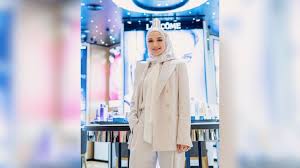 Memang agak pelik idea yang dicetuskan neelofa, melancarkan koleksi tudung di kelab malam. Neelofa Pecah Tradisi