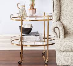 يتكون الطقم من ستة فناجين قهوة عربية مع ستة أكواب شاي شفافة وصحون تقديم. Ø¹Ø±Ø¨Ø© Ø§Ù„Ø®Ø¯Ù…Ø© Ù…Ø¯ÙˆÙ†Ø© Ø£ÙÙˆÙƒØ§Ø¯Ùˆ