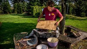 Regenwurmer Halten Den Boden Locker Deshalb Sind Sie Im Garten Herzlich Willkommen Peter Rasch Baut Mit Einf In 2020 Regenwurmer Zuchten Bewasserung Garten Regenwurm
