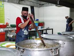 Kerinduan masyarakat terhadap keenakan bubur lambuk kampung baru di sini, ketika ramadan bakal terubat tahun ini apabila majlis keselamatan negara (mkn) sudah memberikan kebenaran. Bubur Lambuk Masjid Jamek Kampung Baru