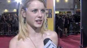 Laura wiggins is an american actress, singer and musician.she started acting in 2006 and appeared in series like dance laura slade wiggins is notorious for playing karen on showtime's 'shameless'. Laura Slade Wiggins Interview Shameless Youtube
