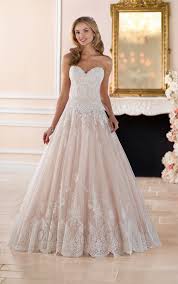 Und weil sie so edel ist, gilt: Romantisches Prinzessin Brautkleid Mit Saum Aus Kordelspitze