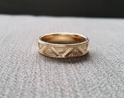 Artdeco Mensweddingband Modernmensband Art Deco Mens Wedding Band Ring Pattern Antique Unique Rings Mens Wedding Bands Mens Wedding Bands Wedding Rings Art