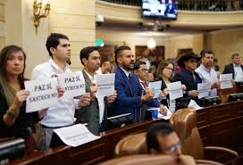 Humberto de la calle, antes de ingresar al palacio de nariño, dijo que creemos también que son inaceptables las agresiones a la fuerza pública, así como los excesos en el derecho a la protesta que han causado afectaciones a amplios sectores de la población. Elecciones Presidenciales Verdes Y Esperanza Tendran Candidato Propio Rcn Radio