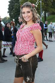 Die frau von fußballer mats hummels biegt auf der zielgeraden ihrer schwangerschaft ein, und die. Cathy Hummels Stylewatch Ihr Schwangerschafts Look Stern De