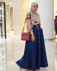 Bagi kamu yang sedang mencari warna yang cocok untuk dipadukan dengan warna merah, ada baiknya kamu membaca lengkap ulasan dibawah ini. 5 Inspirasi Busana Warna Navy Yang Elegan Ala Shireen Sungkar