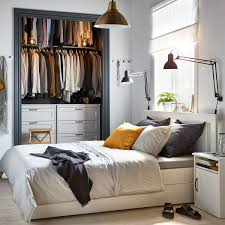 12 Qm Zimmer Einrichten Mit Mobeln Von Ikea In Weiss Und Begehbarem Kleider Schlafzimmer Aufbewahrung Mobel Fur Kleine Raume Stauraum Fur Kleine Schlafzimmer Es handelt sich um zwei modern eingerichtete, nebeneinander liegende zimmer im 1.