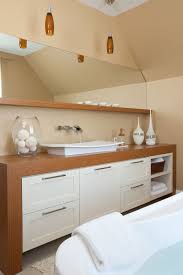 Cette Salle De Bains Moderne Comprend Une Vanite Aux Portes En Polyester De Style Shaker Avec Un Comptoir En Stratifie De Trois Gagny Kitchen Kitchen Cabinets