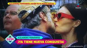 A más de medio año de haber terminado su noviazgo, el cantante y la tapatía se en la primera imagen, karla aparece sosteniendo de la mano de el potrillo, mientras éste posa al lado de sus hermanos y su papá. La Nueva Novia De Alejandro Fernandez Tiene 23 Anos Y Es Modelo De Primera Mano Youtube