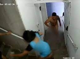 Homem pelado fere irmã, invade apartamento vizinho e ataca idoso; vídeo 