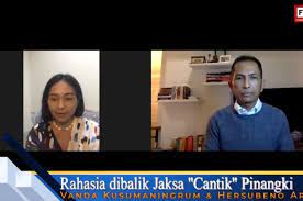 Wanita usia 39 tahun itu diduga menerima suap dari joko soegiarto tjandra alias djoko tjandra untuk mengurus fatwa agar djoko tjandra tidak dieksekusi. Beda Jauh Ini Penampakan Asli Jaksa Pinangki Sebelum Operasi Plastik