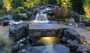 So ist die teichfolie am oberen rand fixiert und zugleich versteckt. Wasserfall Bachlauf Bruecke Naturstein Gartenweg Baume Beleuchtung Hintergarten Bachlauf Im Garten Hinterhof Ruckzug